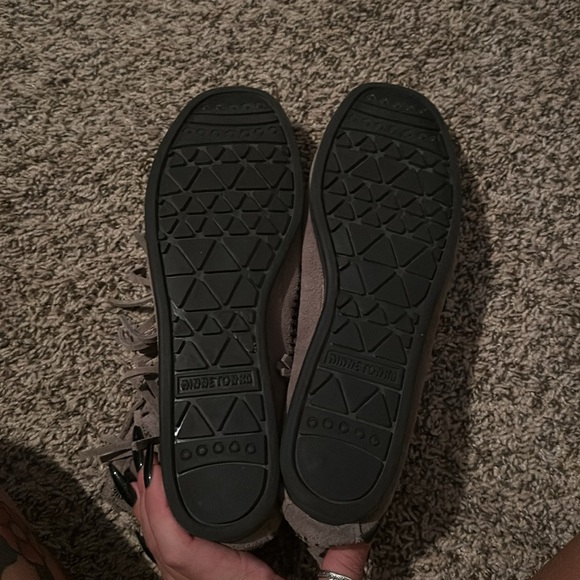 🪶 Minnetonka Boots 🩶 - Picture 2 of 3
